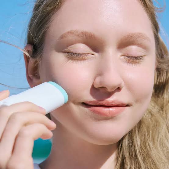 SKIN1004 - Madagascar Centella Hyalu-Cica Silky-Fit Sun Stick - 20g | Protector Solar en Barra Hidratante y Calmante con Centella y Ácido Hialurónico